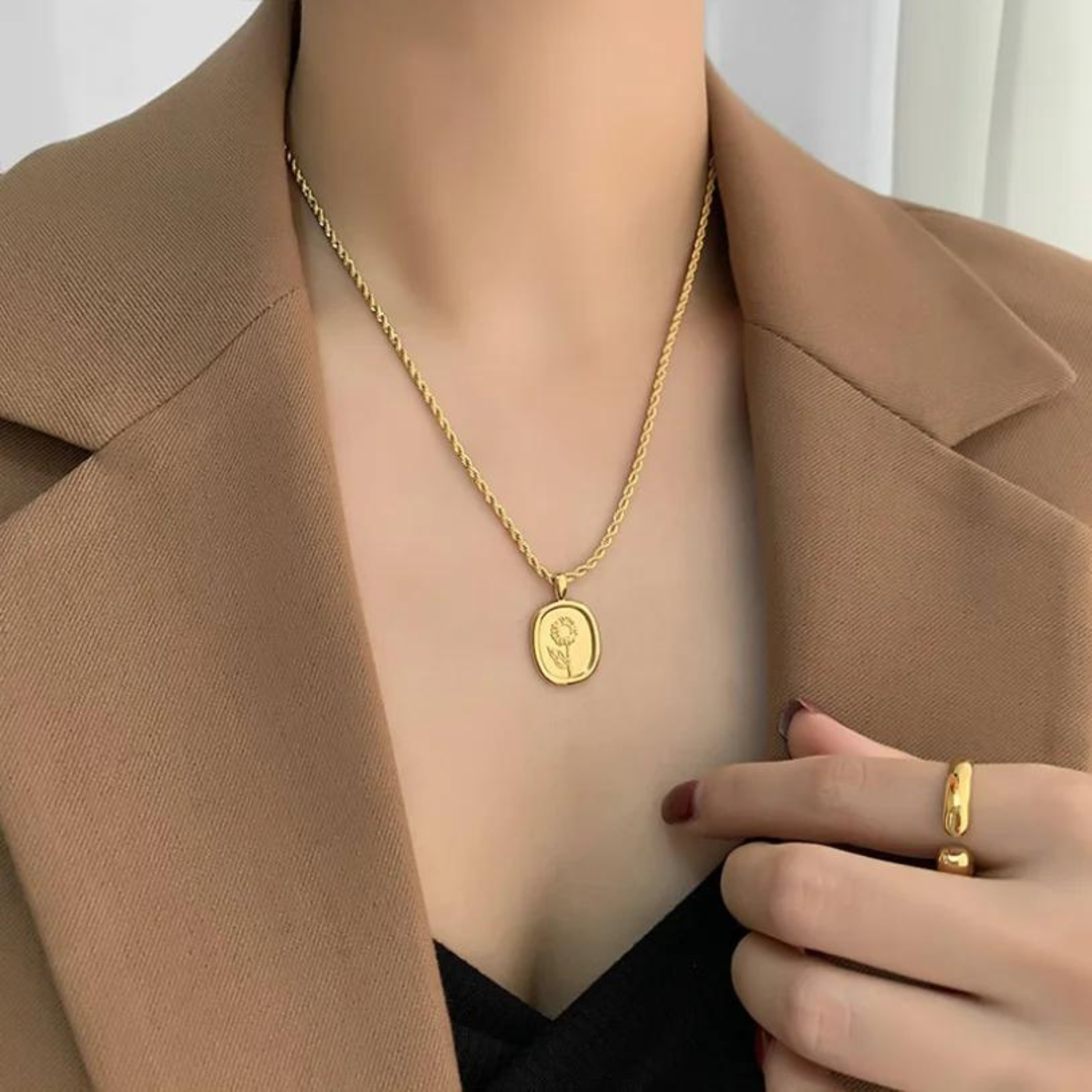 Vintage choker necklace

Floral charm choker

Engraved flower necklace

Women’s vintage charm necklace