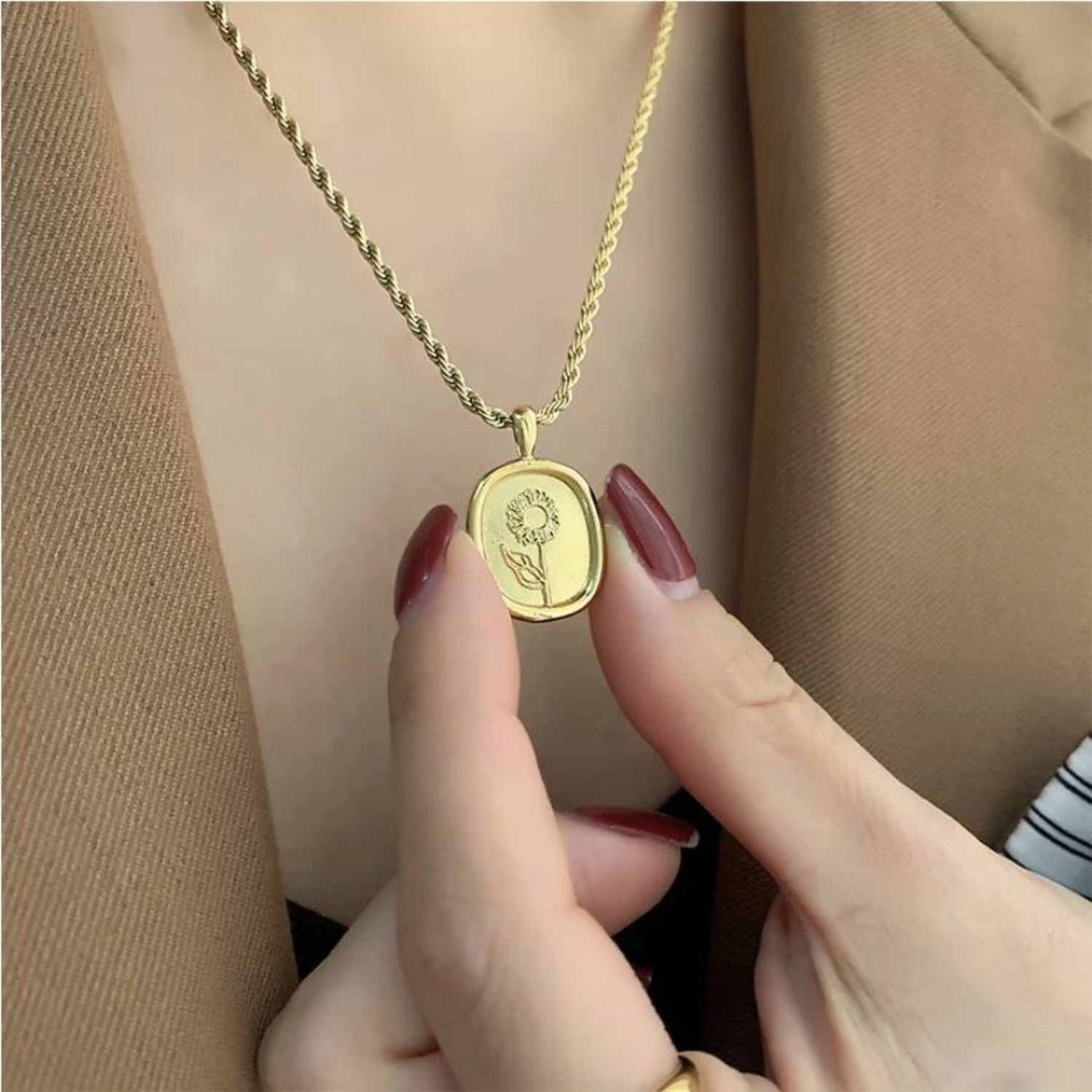 Vintage choker necklace

Floral charm choker

Engraved flower necklace

Women’s vintage charm necklace
