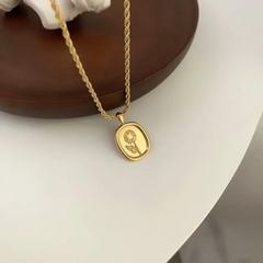 Vintage choker necklace

Floral charm choker

Engraved flower necklace

Women’s vintage charm necklace