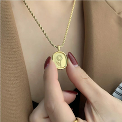 Vintage choker necklace

Floral charm choker

Engraved flower necklace

Women’s vintage charm necklace
